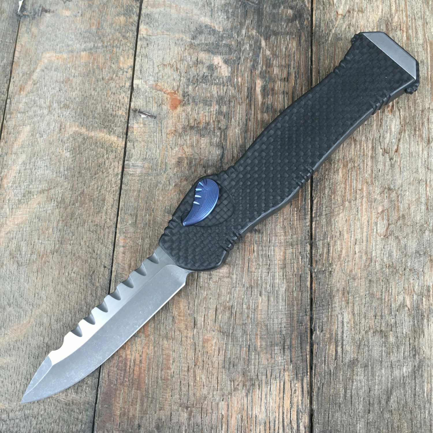 Heretic Knives Hydra Carbon Fiber (Blue Ano Button) 3 Heretic Knives Hydra Carbon Fiber (Blue Ano Button)